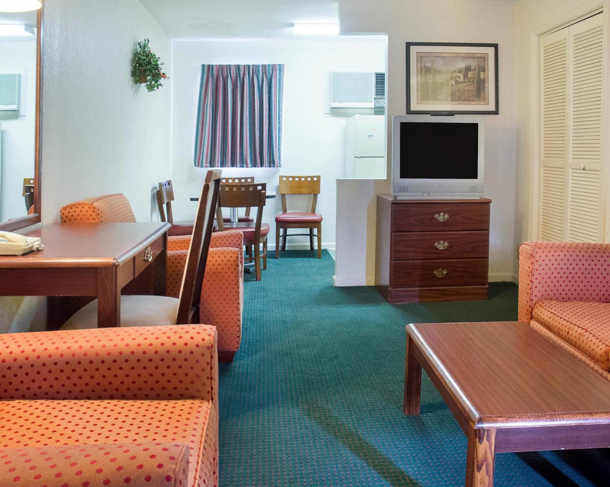 Rodeway Inn & Suites Williamsburg Esterno foto