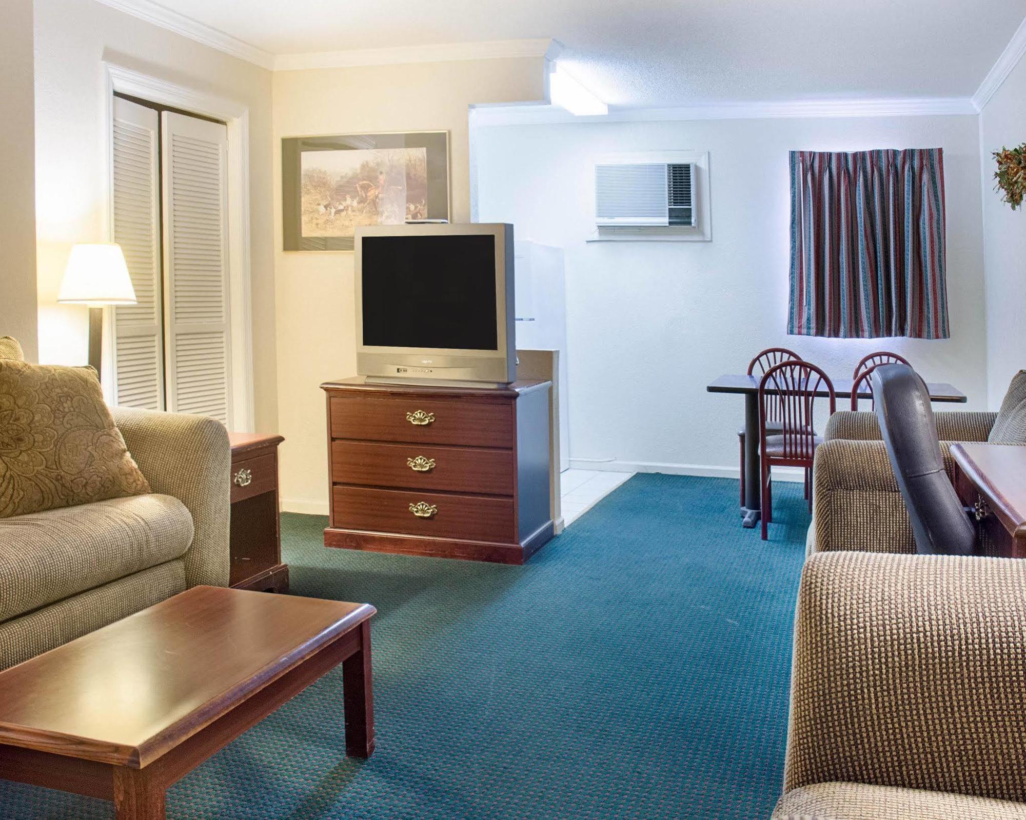 Rodeway Inn & Suites Williamsburg Esterno foto