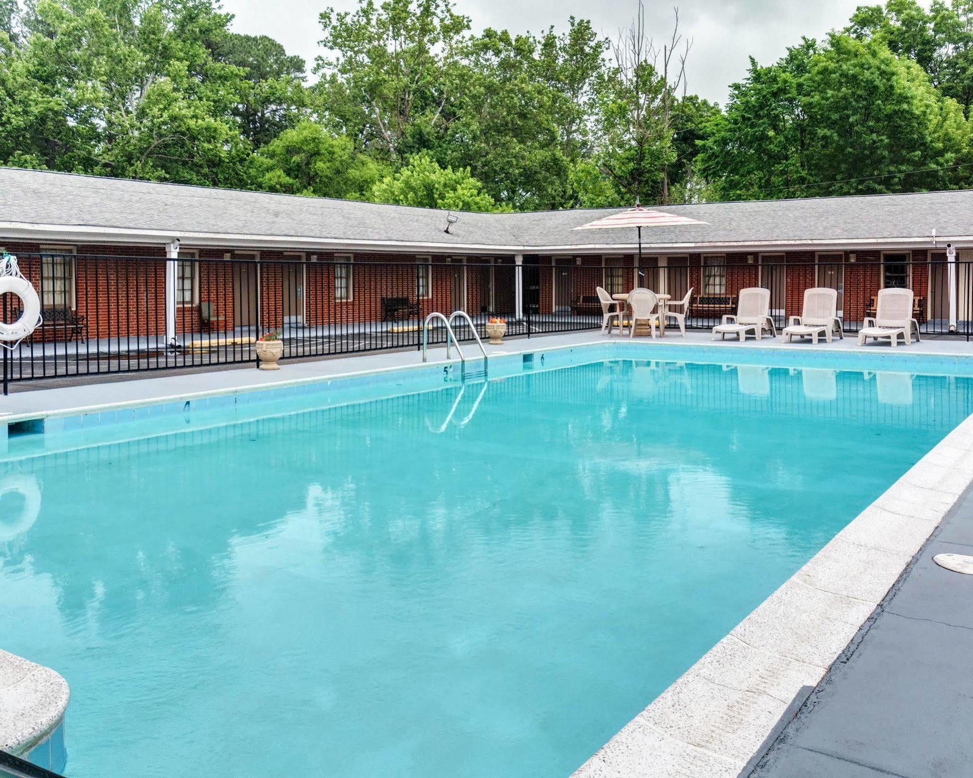 Rodeway Inn & Suites Williamsburg Esterno foto