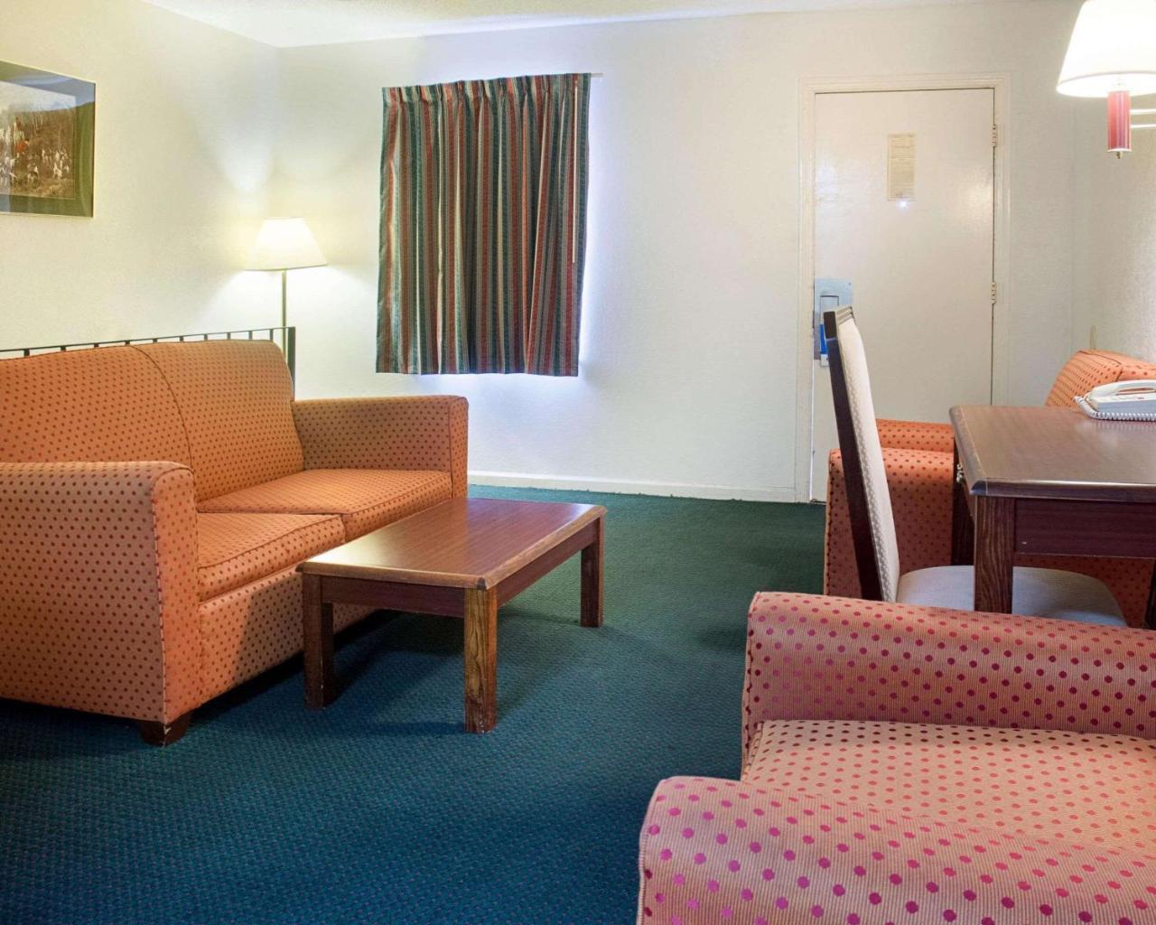 Rodeway Inn & Suites Williamsburg Esterno foto